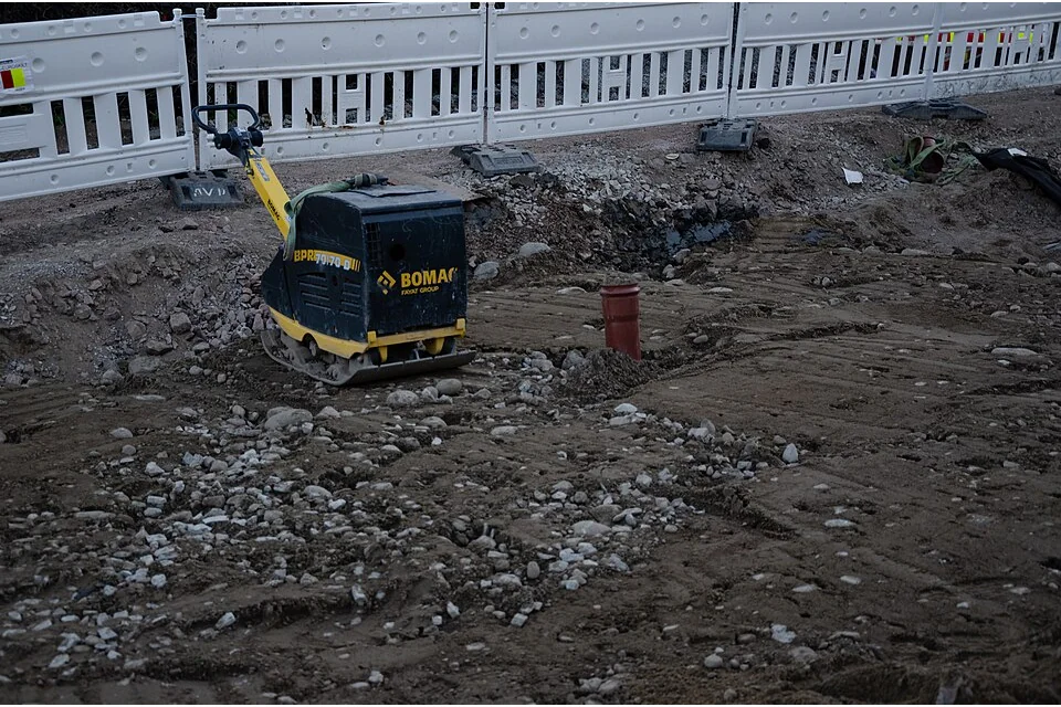 Reversible plate compactor, example machine